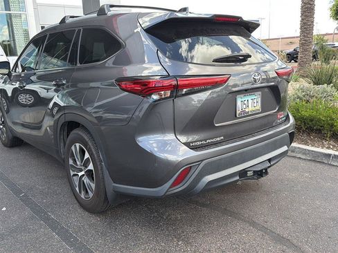 Used 2022 Toyota Highlander XLE AWD/4WD image 2