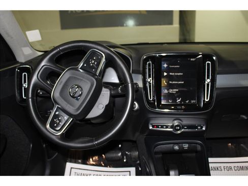 Used 2022 Volvo XC40 T5 Momentum image 15
