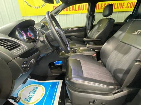 Used 2015 Chrysler Town & Country S image 10