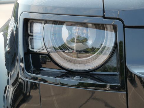 Certified 2023 Land Rover Defender 110 V8 AWD/4WD image 8