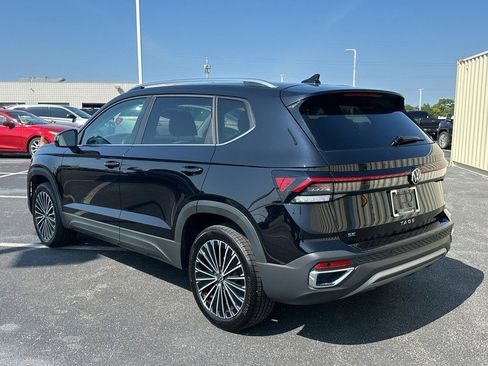 Used 2025 Volkswagen Taos SE w/ Panoramic Sunroof Package image 8