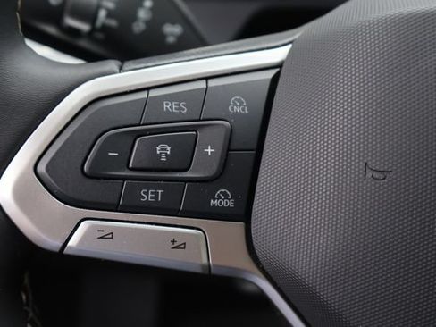 Certified 2025 Volkswagen Tiguan SE FWD image 22