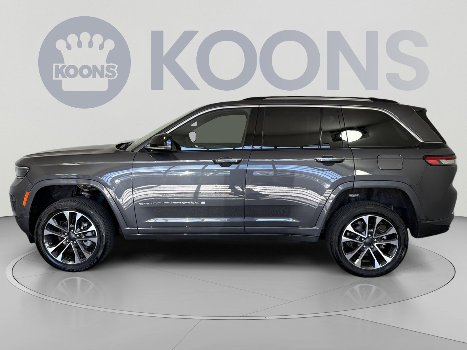Used 2023 Jeep Grand Cherokee Overland w/ Luxury Tech Group IV AWD/4WD image 2