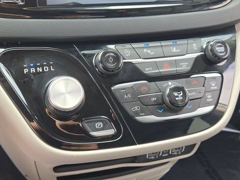 Used 2024 Chrysler Pacifica Touring-L FWD image 30