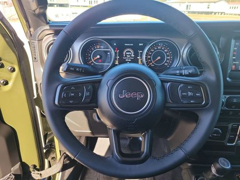 Used 2023 Jeep Gladiator Willys image 11