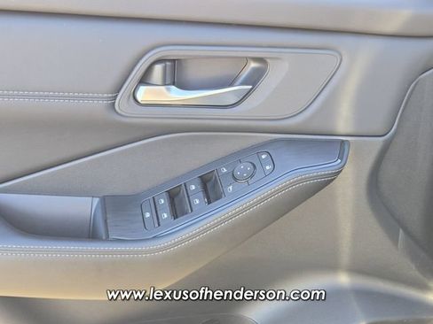 Used 2025 Nissan Rogue SV w/ SV Premium Package FWD image 20