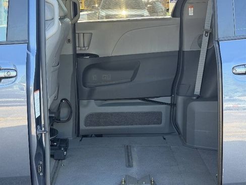 Used 2016 Toyota Sienna XLE FWD image 25