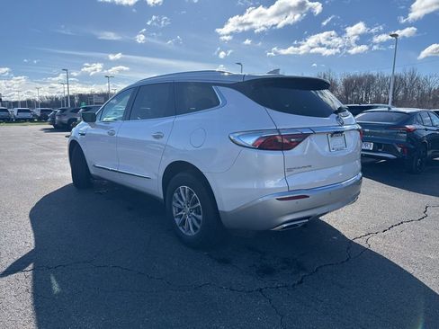 Used 2023 Buick Enclave Essence image 3