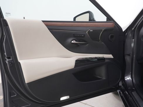 Used 2025 Lexus ES 350 w/ Luxury Package FWD image 19