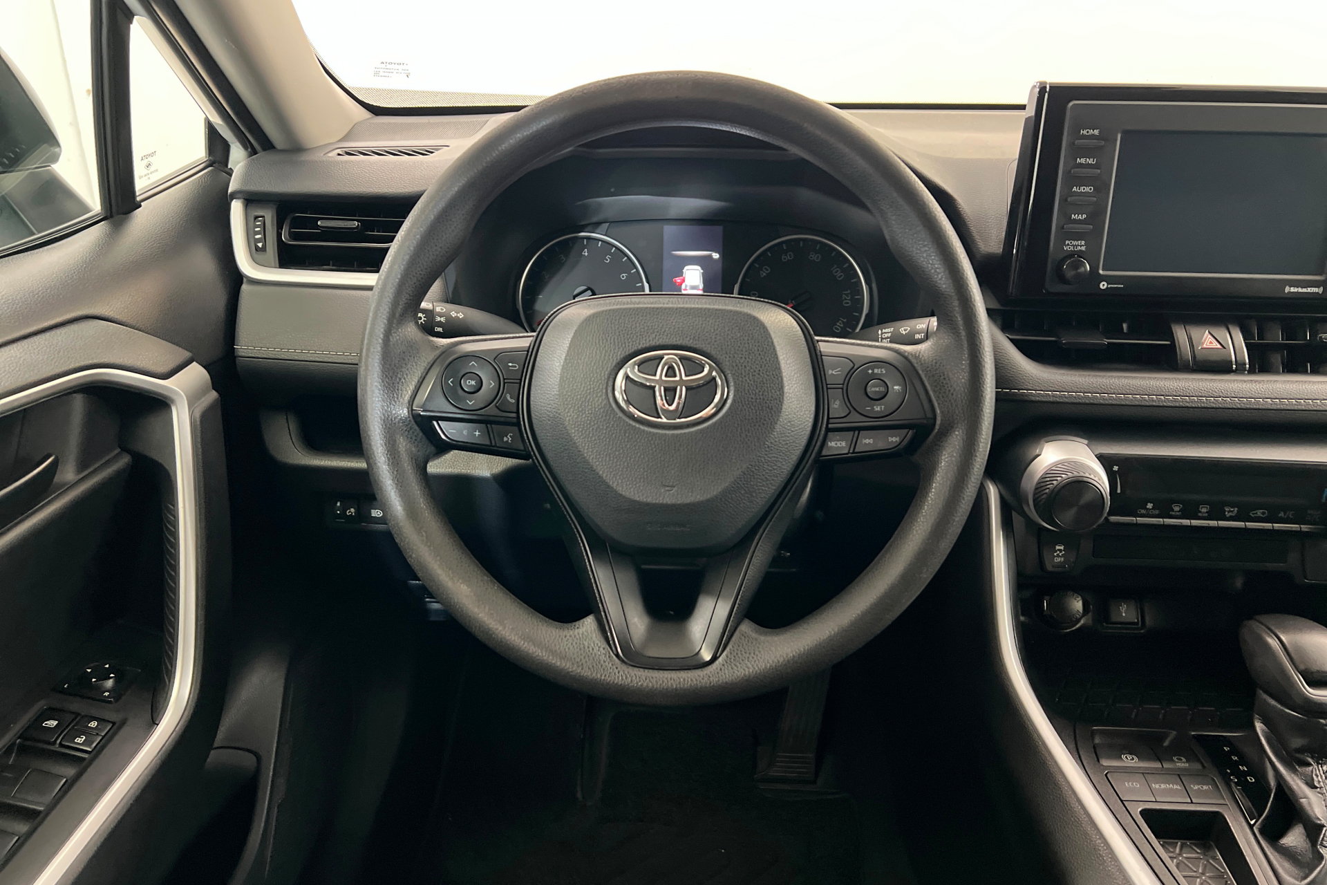 Used 2022 Toyota RAV4 LE FWD image 13