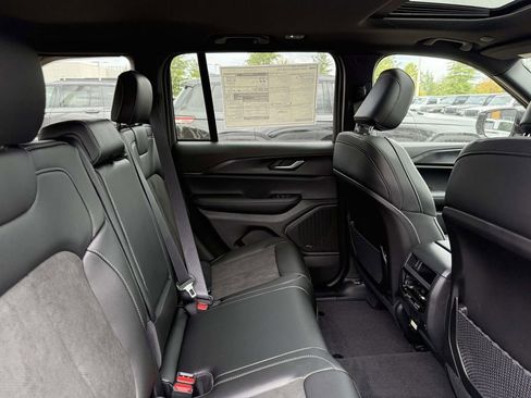 New 2025 Jeep Grand Cherokee Altitude AWD/4WD image 17