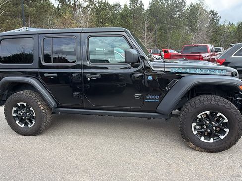 Used 2025 Jeep Wrangler Unlimited Rubicon 4xe w/ Safety Group AWD/4WD image 7