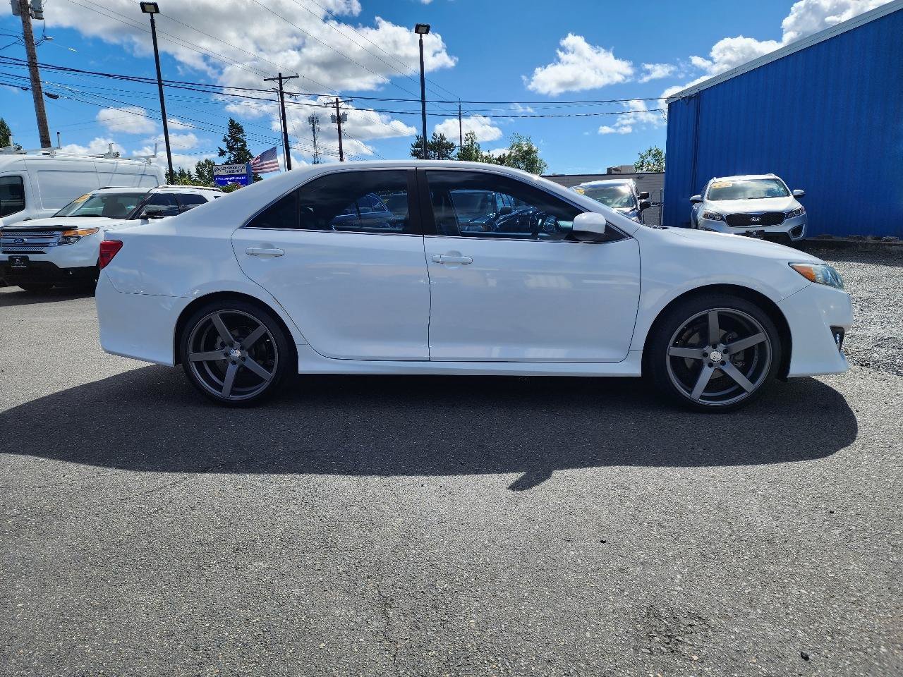 Used 2014 Toyota Camry SE FWD image 5