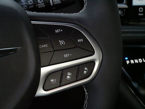 Used 2026 Chrysler Pacifica Select image 25