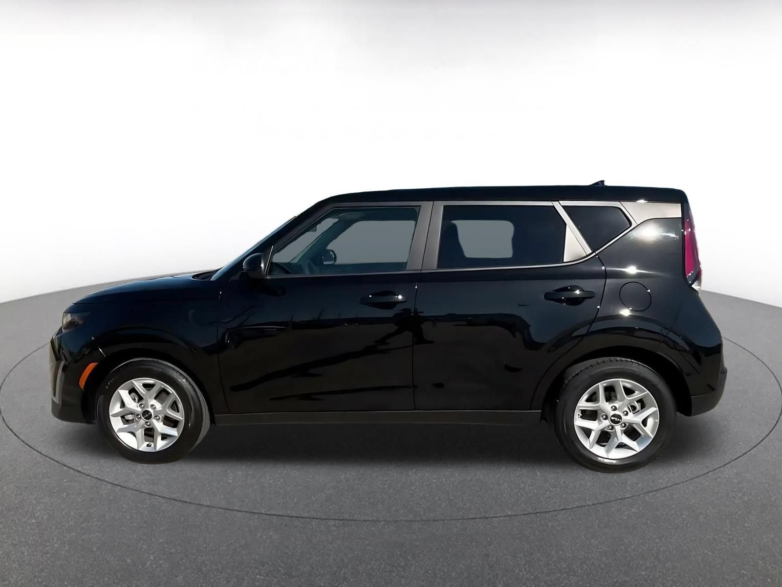 Used 2025 Kia Soul LX w/ LX Technology Package FWD image 8