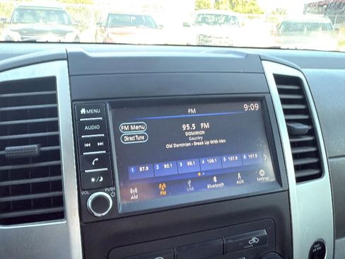 Used 2019 Nissan Frontier SV image 11