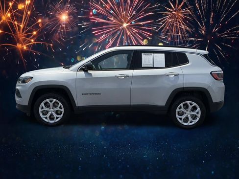 Used 2024 Jeep Compass Latitude AWD/4WD image 19