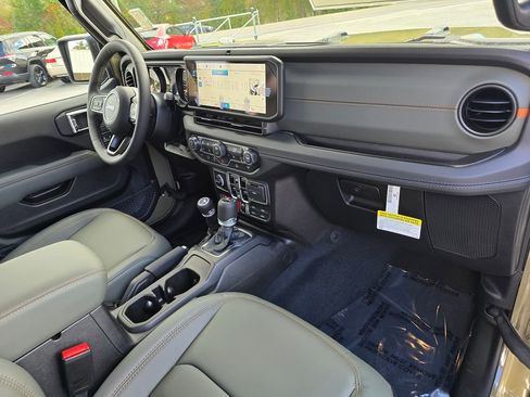 New 2025 Jeep Gladiator Mojave w/ Convenience Group image 25