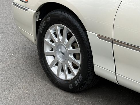 Used 2006 Lincoln Town Car Signature image 13