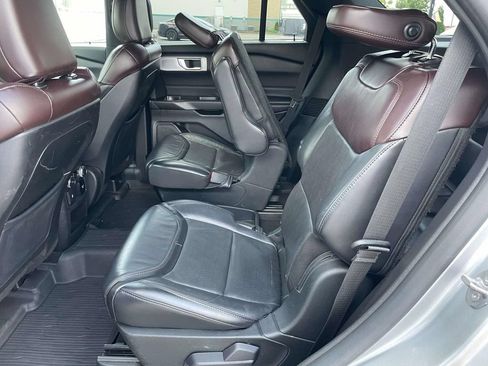 Used 2020 Ford Explorer Platinum w/ Premium Technology Package AWD/4WD image 12
