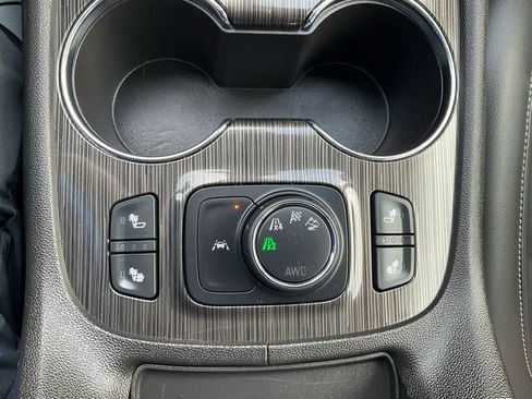 Used 2023 GMC Acadia SLT image 9