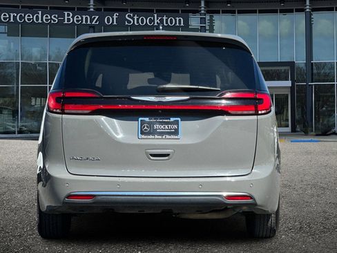 Used 2023 Chrysler Pacifica Touring-L image 5