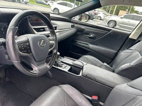 Used 2019 Lexus ES 300h Ultra Luxury w/ Accessory Package 2 FWD image 10