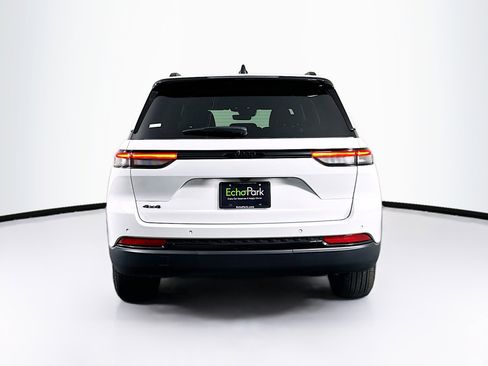 Used 2025 Jeep Grand Cherokee Altitude image 7