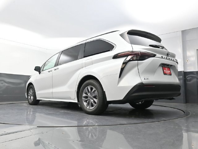 Used 2026 Toyota Sienna XLE FWD image 34