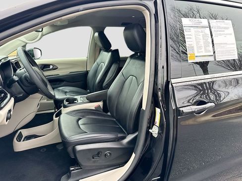 Used 2024 Chrysler Pacifica Touring-L image 19