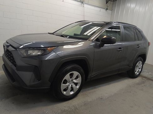 Used 2019 Toyota RAV4 LE FWD image 2