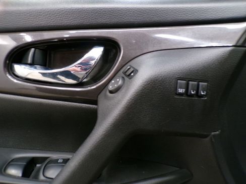 Used 2019 Nissan Rogue SV w/ Premium Package image 14