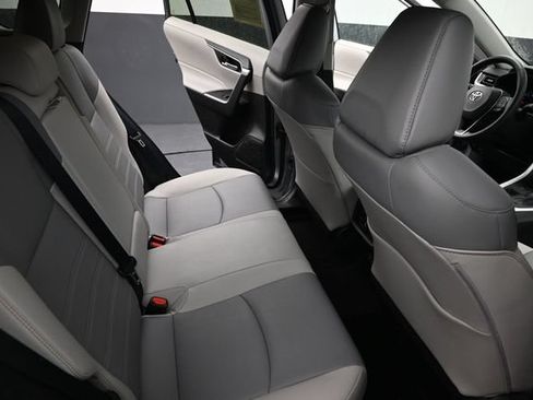 Used 2022 Toyota RAV4 XLE Premium FWD image 18