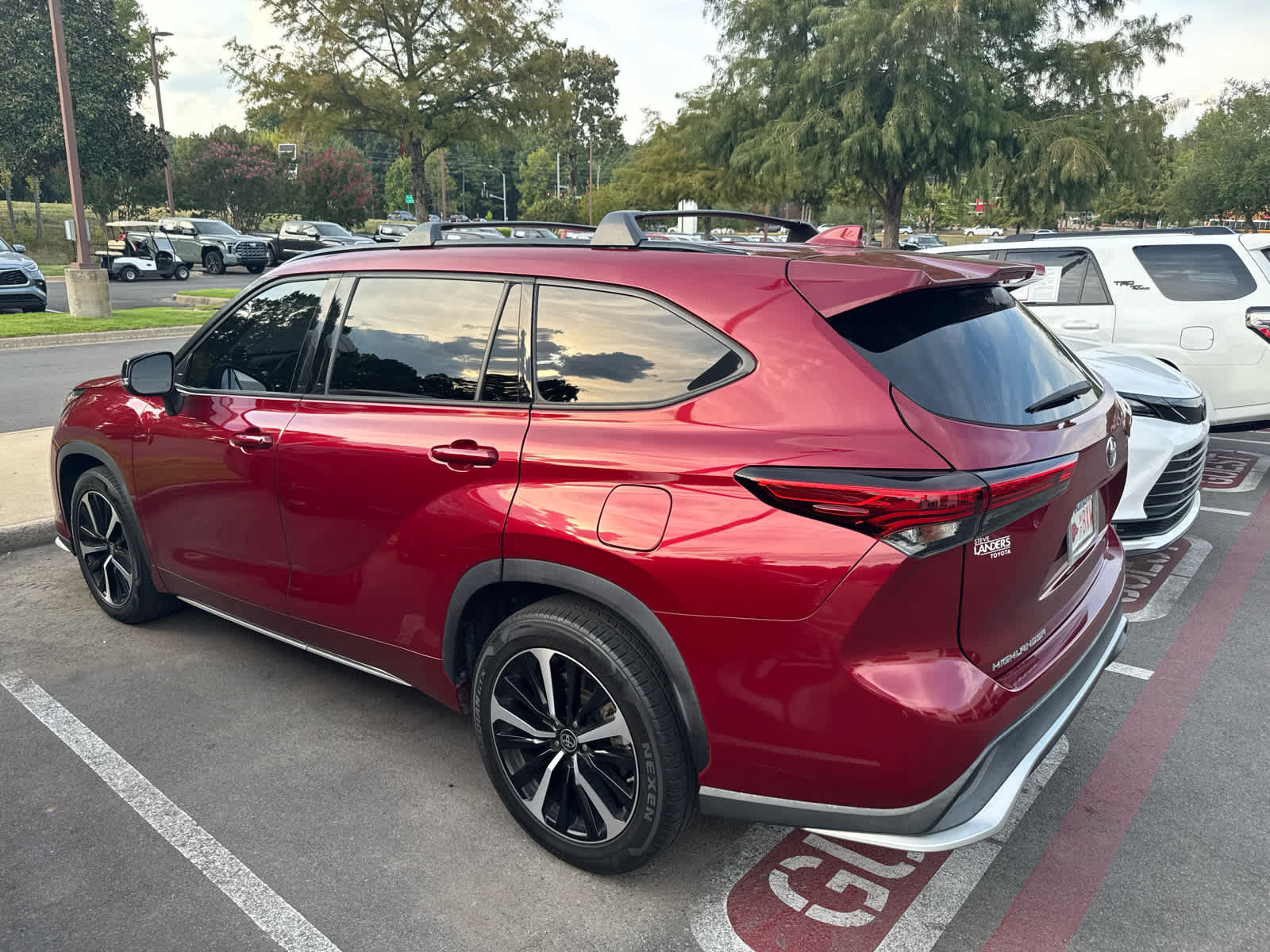 Used 2021 Toyota Highlander XSE FWD image 3