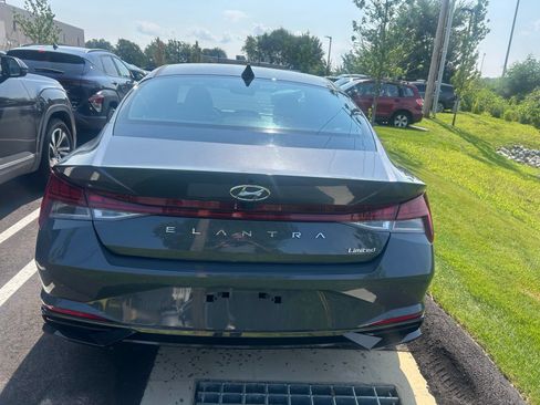 Used 2023 Hyundai Elantra Limited w/ Preferred Accessory Package FWD image 4