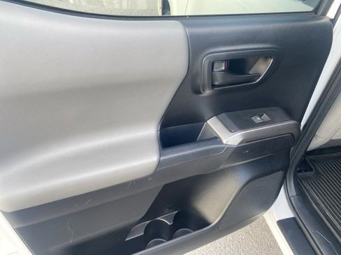 Used 2018 Toyota Tacoma 4D Double Cab image 12