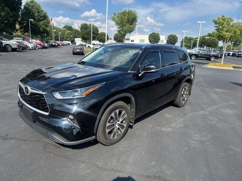 Used 2021 Toyota Highlander XLE AWD/4WD image 8