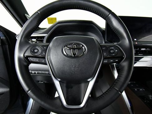 Used 2023 Toyota Venza XLE image 2