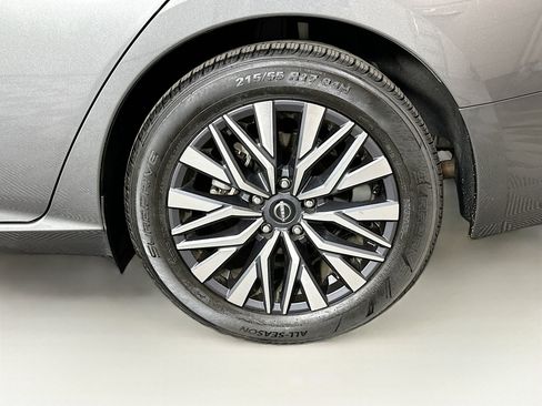 Used 2025 Nissan Altima 2.5 SV image 11