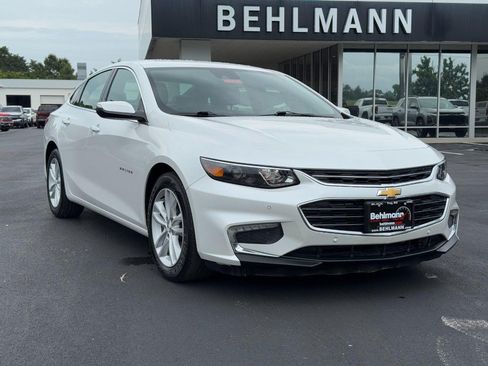 Used 2018 Chevrolet Malibu LT w/ Leather Package FWD image 2