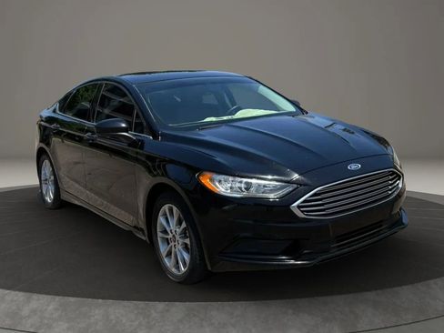 Used 2017 Ford Fusion SE FWD image 4
