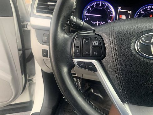 Used 2019 Toyota Highlander XLE FWD image 13