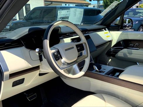 New 2025 Land Rover Range Rover SE image 9