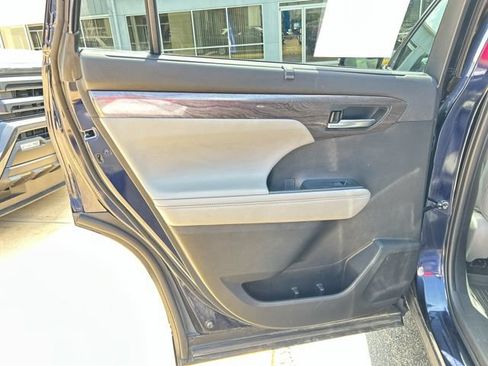 Used 2022 Toyota Highlander Platinum AWD/4WD image 23