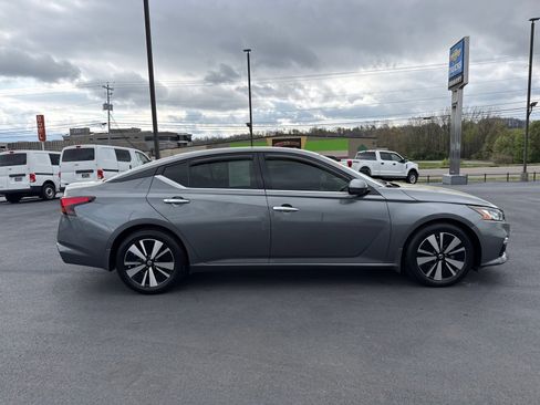 Used 2020 Nissan Altima 2.5 SV image 2