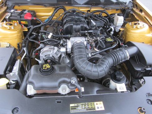 Used 2010 Ford Mustang Convertible image 17