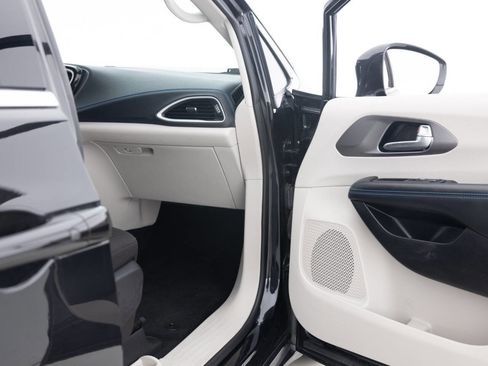 Used 2021 Chrysler Pacifica Touring FWD image 28