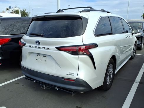 Used 2022 Toyota Sienna XLE w/ XLE Plus Package FWD image 4