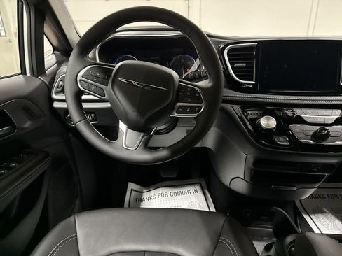 New 2026 Chrysler Pacifica Select image 18
