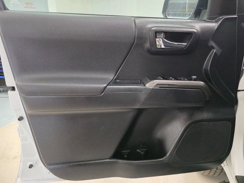 Used 2018 Toyota Tacoma TRD Sport w/ Technology Package AWD/4WD image 18